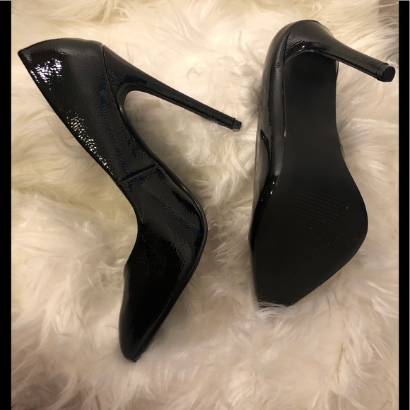 *Perfect For Fall* Black Pump - Picture 3 of 6